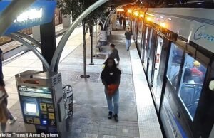 Nuevas y escalofriantes imágenes muestran a un hombre con un cuchillo la noche en que “mató a puñaladas a un refugiado ucraniano” en un tren en un asesinato que sacudió a Estados Unidos.