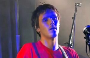 El rockero en ciernes Cruz Beckham, de 20 años, toca la fibra sensible en su primer concierto en un pub frente a 100 apostadores.