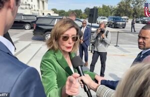 Nancy Pelosi explota contra un periodista mientras la escoltan por las escaleras del Capitolio