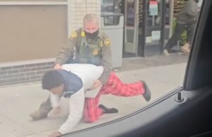 Represión de Trump contra los inmigrantes en la ‘ciudad más peligrosa del mundo’: guardias de ICE sacan a la gente de las calles de la ‘zona de guerra’ de Chicago… mientras los grupos de vigilancia anti-Fed comienzan a contraatacar