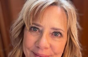 Un ejecutivo de ojos rojos de 61 años con una casa valorada en 1,1 millones de dólares atacó a dos empleados de Alaska Airlines y obligó al avión a realizar un aterrizaje de emergencia, dice la policía.