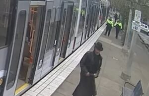 Momento de pesadilla: la puerta del tren se cierra sobre el abrigo de un hombre de 65 años y lo arrastra hasta la muerte