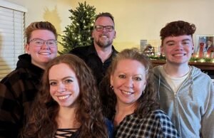 Periodista de televisión muere de cáncer de páncreas a los 51 años, dejando atrás a su esposa y tres hijos