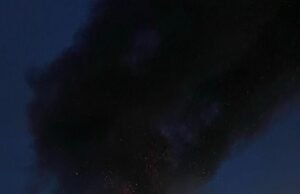 Caos en los viajes después de que se desatara un incendio masivo cerca de la estación de Londres mientras decenas de bomberos luchan contra el infierno