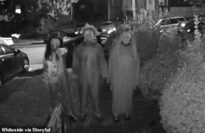 Trío de momentos de pesadilla con máscaras de Halloween se burlan de la familia ante la cámara del timbre mientras intentan entrar