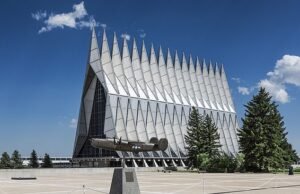 Trump, indignado, critica el costo de 335 millones de dólares para restaurar la CAPILLA de la base aérea