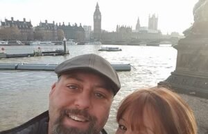 En la foto: El jefe de la empresa, de 51 años, encontrado “asesinado” en su propia casa dos semanas después de que su esposa muriera de cáncer; mientras arrestan a un hombre de 31 años