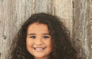 La madre de una adorable niña de 9 años que desapareció de la escuela hace un año se niega a ayudar a encontrarla, dice la policía