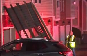 Horroroso colapso de un balcón cerca de la Universidad de Cincinnati cuando los estudiantes se caen desde el tercer piso mientras celebraban sus exámenes