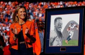 La madre de Demaryius Thomas se derrumba cuando él es incluido en el Anillo de la Fama de los Broncos años después de su muerte súbita