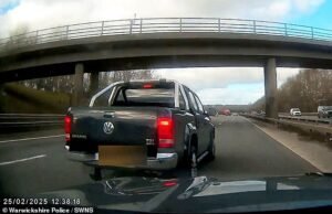 Momento aterrador: un matón furioso frena repentinamente y detiene su camioneta en el carril rápido de la autopista