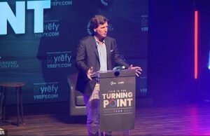 Tucker Carlson no puede controlar su furia cuando un estudiante de MAGA resucita la teoría de conspiración de la CIA sobre su padre
