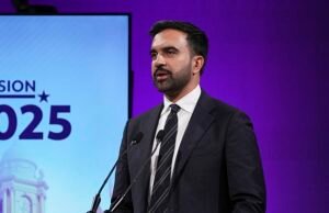 El favorito socialista del alcalde de Nueva York suda mientras sus rivales lo interrogan sobre judíos, gays y una foto con un clérigo que defendió el atentado del WTC.