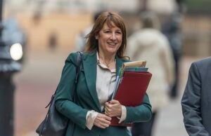 La desesperada Rachel Reeves ‘discute activamente’ la destrucción del manifiesto laborista elevando el impuesto sobre la renta al presupuesto mientras lucha por tapar el agujero negro de ‘£ 40 mil millones’