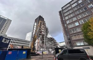 El derrumbe de un andamio en el centro de la ciudad provoca la evacuación de comercios y el envío a casa de “500 personas”