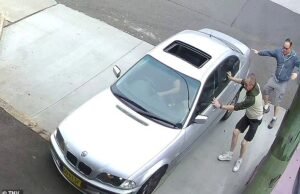 Mira el loco momento en que una mujer queda atrapada contra una pared después de que un BMW fuera de control choca contra un café