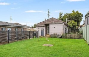 Una familia afgana tenía todos los motivos para sonreír después de comprar una casa de 1,5 millones de dólares en Sydney. Pero su momento de felicidad fue rápidamente arruinado por los amargados australianos.