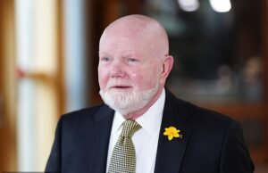 El diputado del SNP, Colin Beattie, da un golpe de estado… ¡y se convierte en líder de la rama!