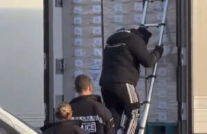 Momento en el que se encuentran inmigrantes en los servicios de la M25 escondidos en la parte trasera de un camión, al igual que el atacante con cuchillo de Uxbridge