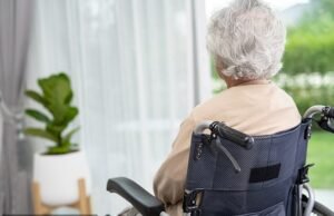 La enfermera de un asilo de ancianos que abofeteó a una anciana mientras se mordía el dedo es inhabilitada