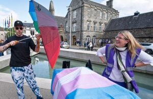 La policía cede a la presión del Brollygate y ‘investiga’ las amenazas de presentar cargos contra la fundadora de For Women Scotland