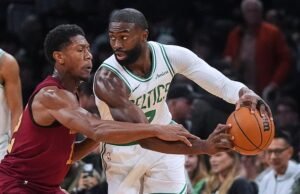 El comentarista de los Boston Celtics hace una broma loca al aire sobre la línea del cabello del jugador estrella Jaylen Brown