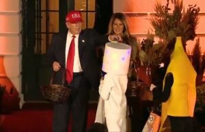 Trump engaña a niños disfrazados para que pidan dulces en el evento anual de Halloween de la Casa Blanca