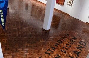 Una obra de arte controvertida en la Galería de Arte Wollongong provoca un feroz debate entre los australianos: “Amigo, estás en tierra robada”