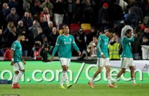 El Liverpool está FUERA de la carrera por el título si pierde ante el Aston Villa, dice Alan Shearer, mientras los Rojos buscan evitar una quinta derrota consecutiva en la Premier League.