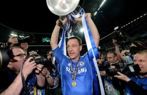 John Terry añade sabor al derbi del Chelsea ante el Tottenham al afirmar que llegará al partido un minuto antes del inicio, ya que sólo se necesitan 60 SEGUNDOS para mirar la vitrina de trofeos de su rival.