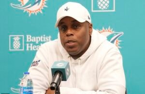 Los Miami Dolphins dejan al gerente general Chris Grier después del humillante comienzo de temporada del equipo en la NFL