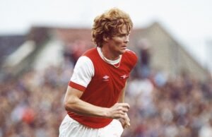 Willie Young ha muerto a los 73 años: los homenajes llegan tras la muerte del exfutbolista del Arsenal y del Tottenham