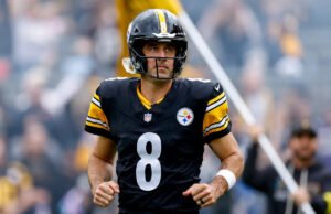 Aaron Rodgers empuja enojado a los Steelers de 311 libras en tiempo extra por atacarlo para celebrar