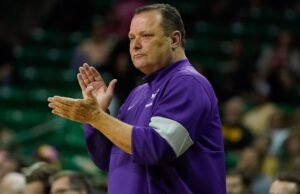 El entrenador del estado de Tarleton, Billy Gillispie, con licencia en el medio de la investigación