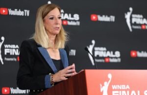 El comisionado de la WNBA “hará mejor”, negar presunta comentarios a Clark