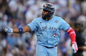 Serie Mundial 2025: Vladimir Guerrero Jr. y Davis Schneider hacen historia con jonrones consecutivos contra Blake Snell para liderar la victoria de Toronto en el Juego 5