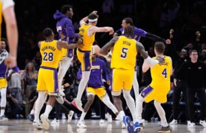 Austin Reaves lo vuelve a hacer, aturde a los Timberwolves con un flotador sonando el timbre, salvando a los Lakers de un colapso de 20 puntos en la segunda mitad.