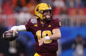 El mariscal de campo de Arizona State, Sam Leavitt (pie), se someterá a una cirugía que pone fin a la temporada