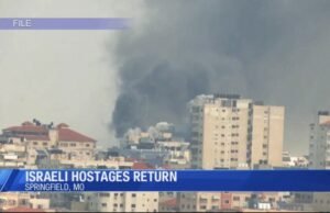 Una pareja local reacciona ante el regreso de los rehenes israelíes