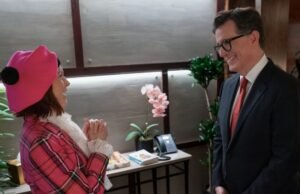 Por qué el cameo de Elsbeth de Stephen Colbert casi no sucedió después de un programa tardío
