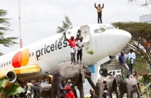 Los vuelos se suspendieron en el aeropuerto de Kenia mientras miles de personas acudían a recibir el cuerpo de Odinga.
