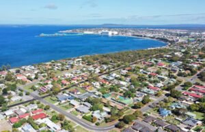 La “capital del marisco de Australia” es una ciudad costera que ofrece viviendas asequibles y bocados locales.