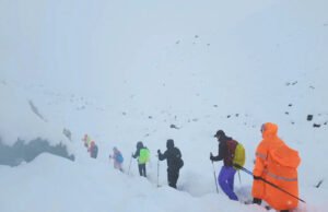Más de 350 excursionistas escapan de Blizzard-Hit Everest, cientos aún bloqueados