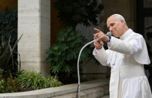 El Papa León XIV, fanático de los White Sox, troleado con una camiseta personalizada de los Cachorros