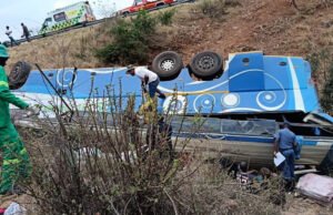 Cuarenta y dos muertos en un accidente de autobús en un paso de montaña en Sudáfrica
