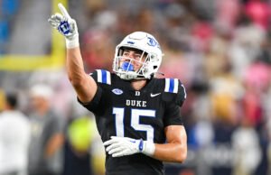Duke TE Jake Taylor revisa Georgia Tech DB antes de encontrarlo para una captura salvaje
