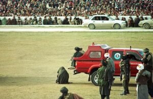 Los talibanes restablecen las ejecuciones en los estadios: un afgano que asesinó a su esposa muy embarazada recibe un disparo en público frente a miles de personas