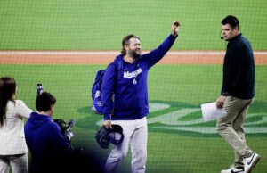 Serie Mundial 2025: Clayton Kershaw pasa un último momento en el montículo de lanzadores durante su despedida del Dodger Stadium