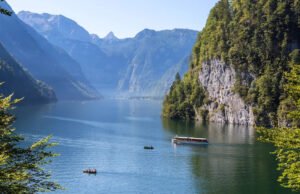 El espectacular lago de Alemania ofrece aguas verde esmeralda y vistas panorámicas de los Alpes.