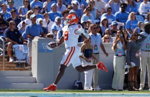 La exhibición infeliz de Carolina del Norte contra la primera mitad contra Clemson lleva a los fanáticos que transmiten a las salidas antes del medio tiempo